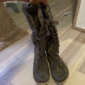 dark green boot with fur inside